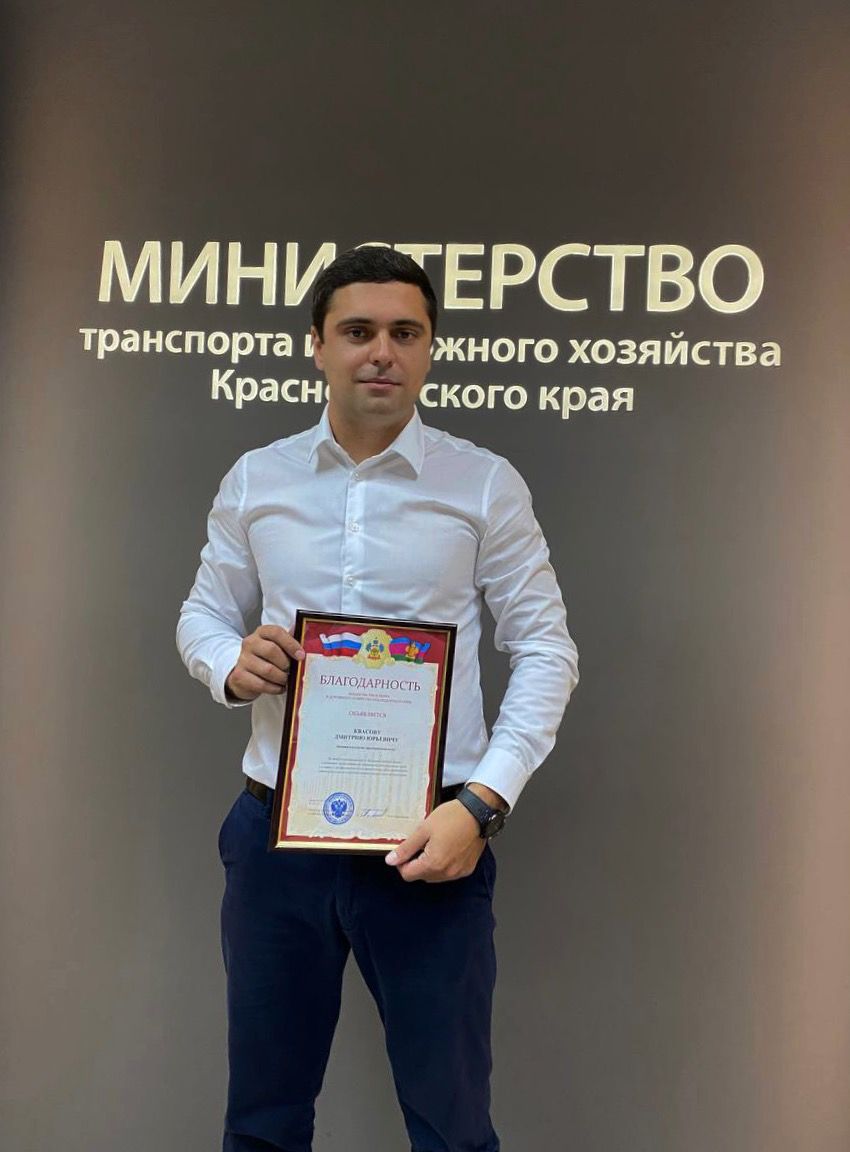 Основатель компании Дмитрий Квасов на фоне автомобиля